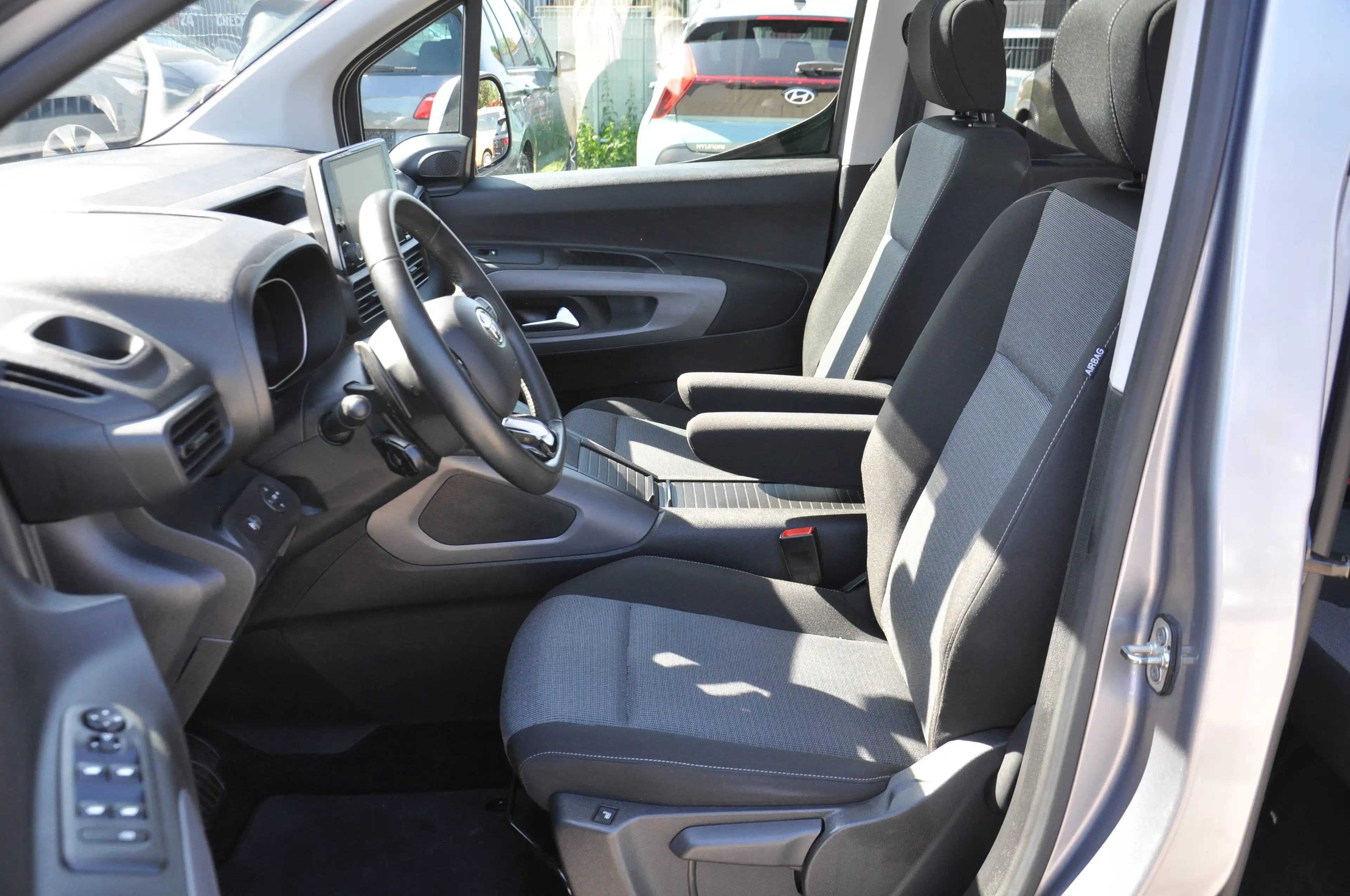 Toyota Proace City Proace City L1 Executive Aut. AHK-ACC-PANO-RKAM-NAVI-HUD-220V-TOTWINKEL-1.HAND — photo 11