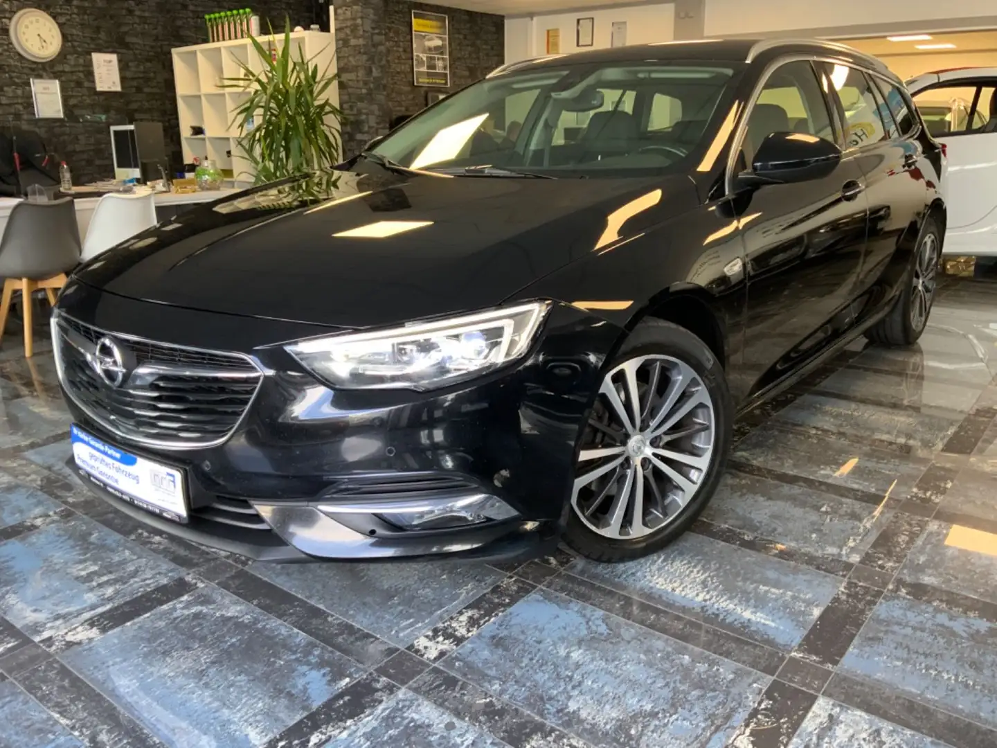 Opel Insignia Kombi in Schwarz gebraucht in Mühlheim / Main für