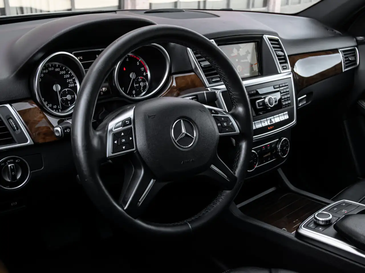 Mercedes-Benz M-Class снимка Mercedes-Benz M-Class