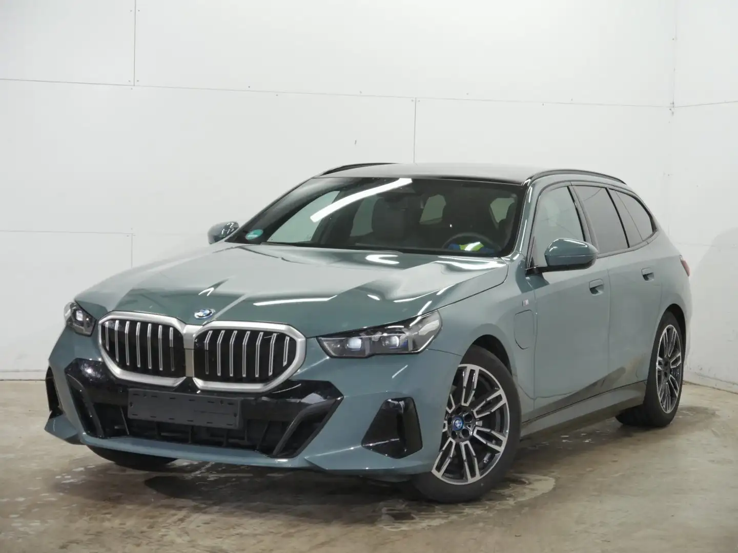 BMW 530 5-serie Touring 530e M-Sport | Panorama | Trekhaak Groen - 2