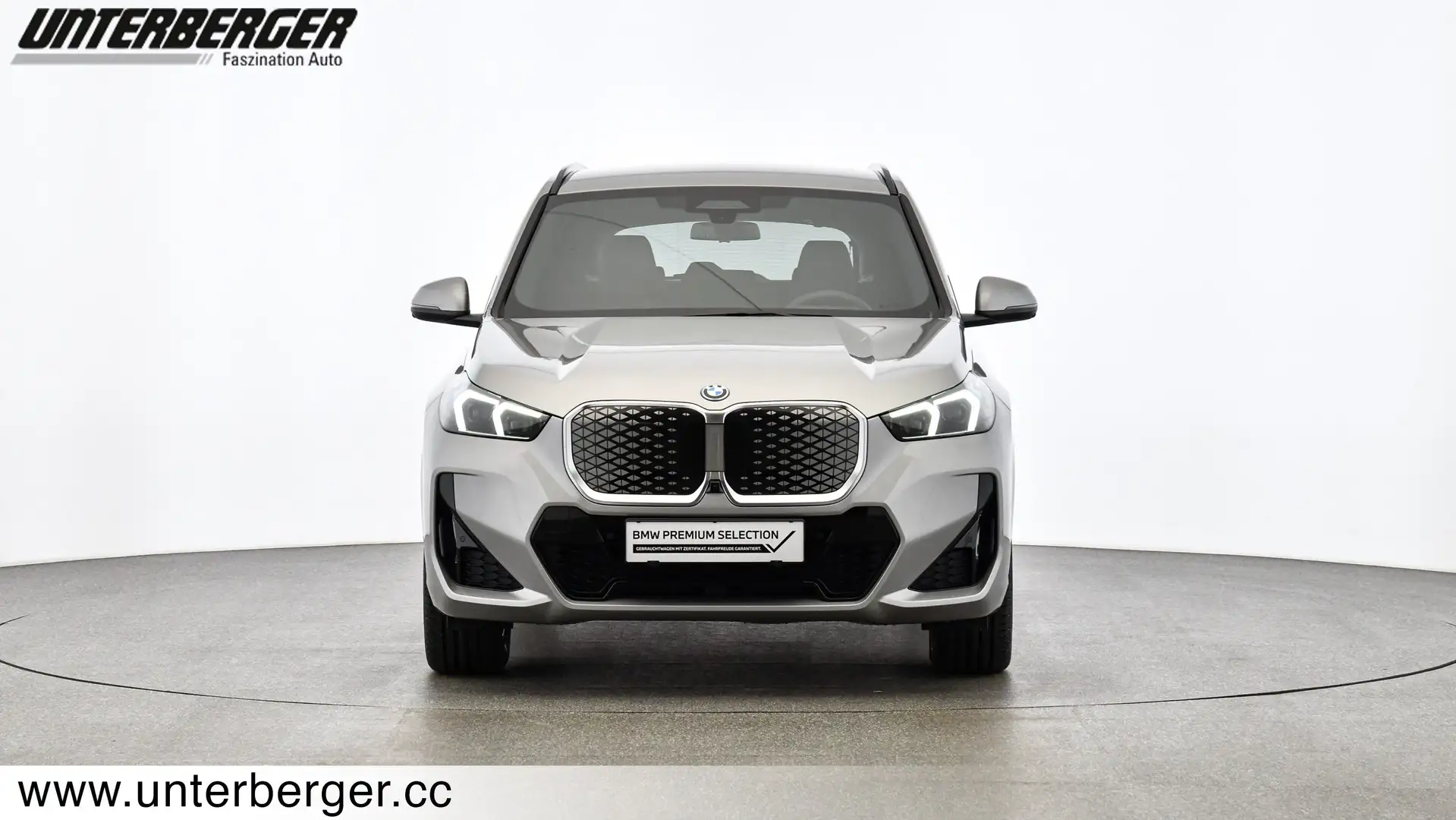 BMW iX1 eDrive20 M Sportpaket | Innovations Paket Silber - 2