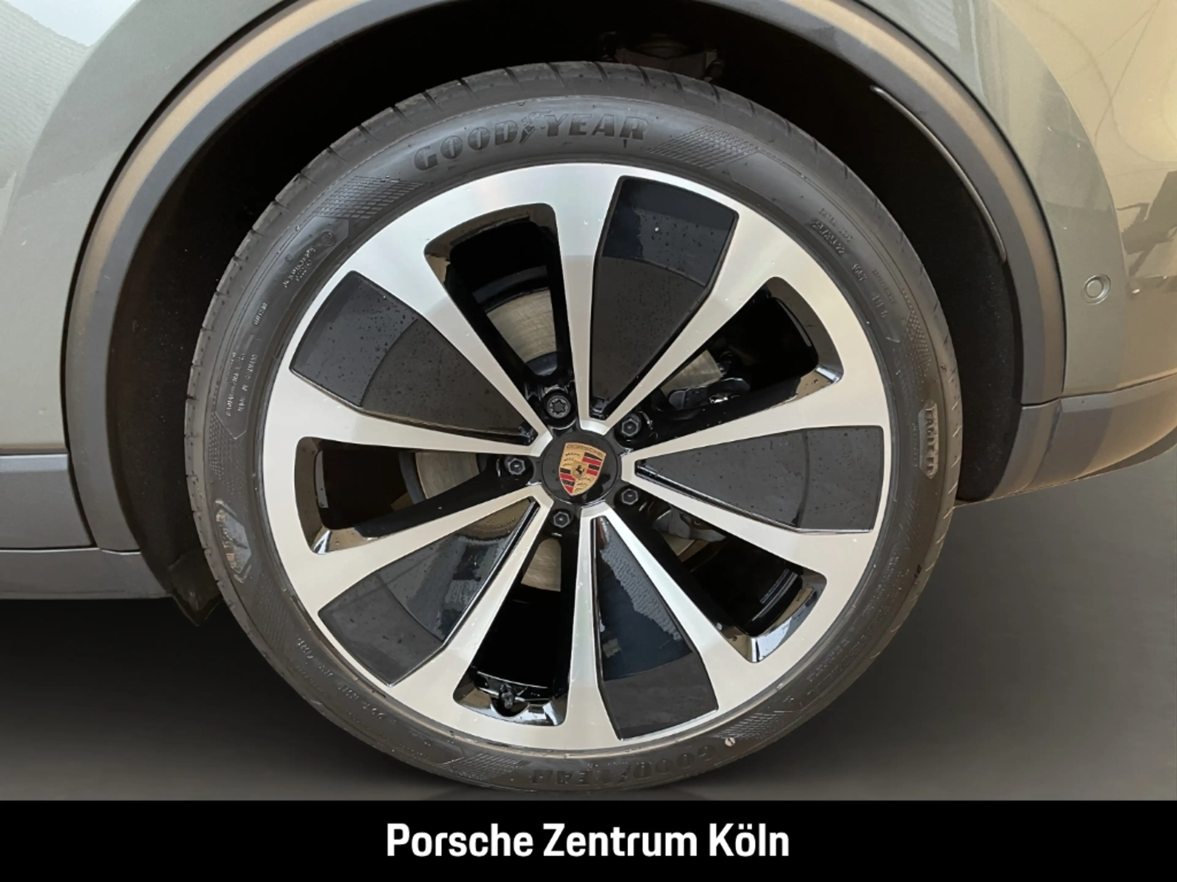 Porsche Macan 4 — photo 11