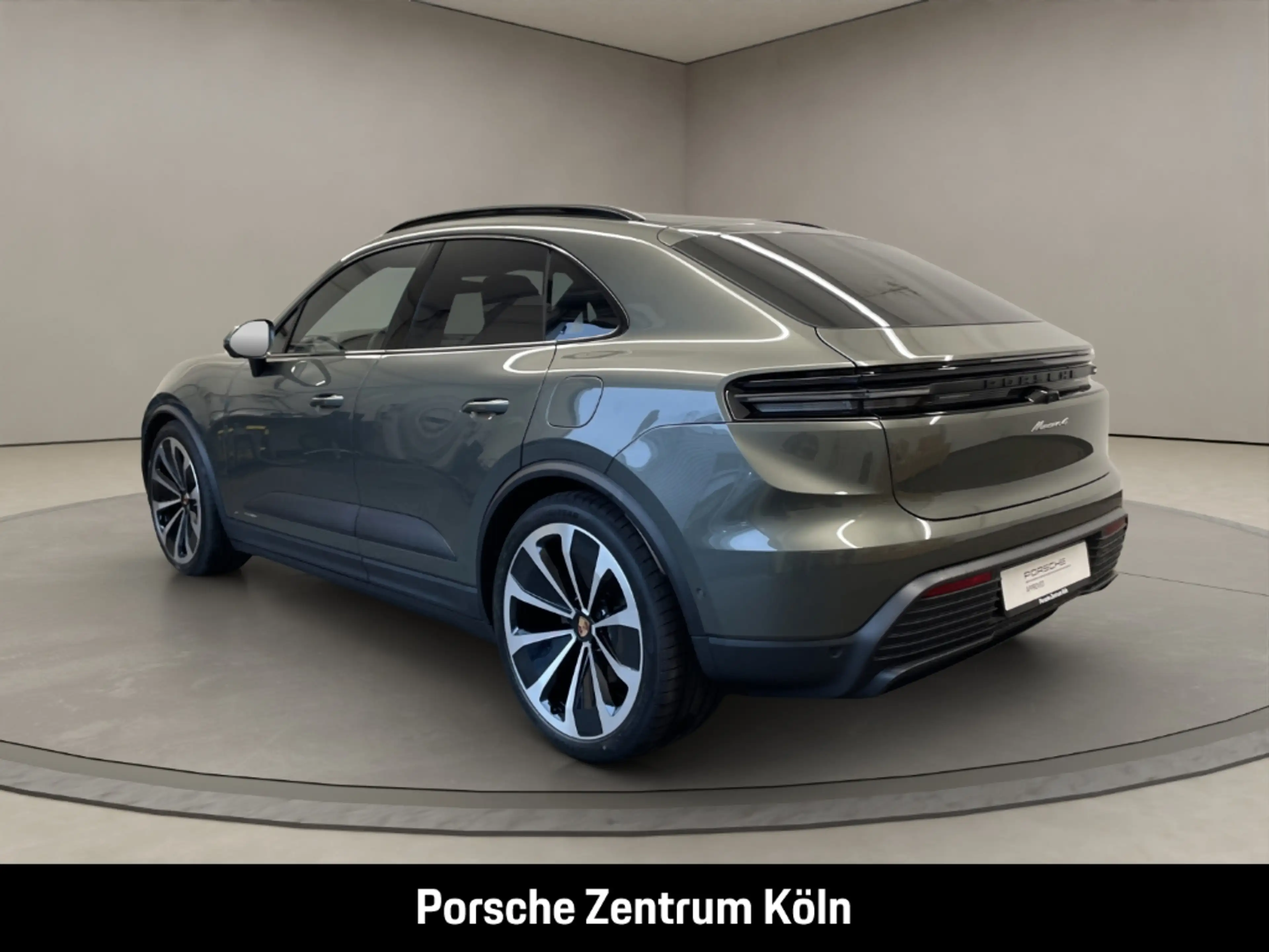 Porsche Macan 4 — photo 3
