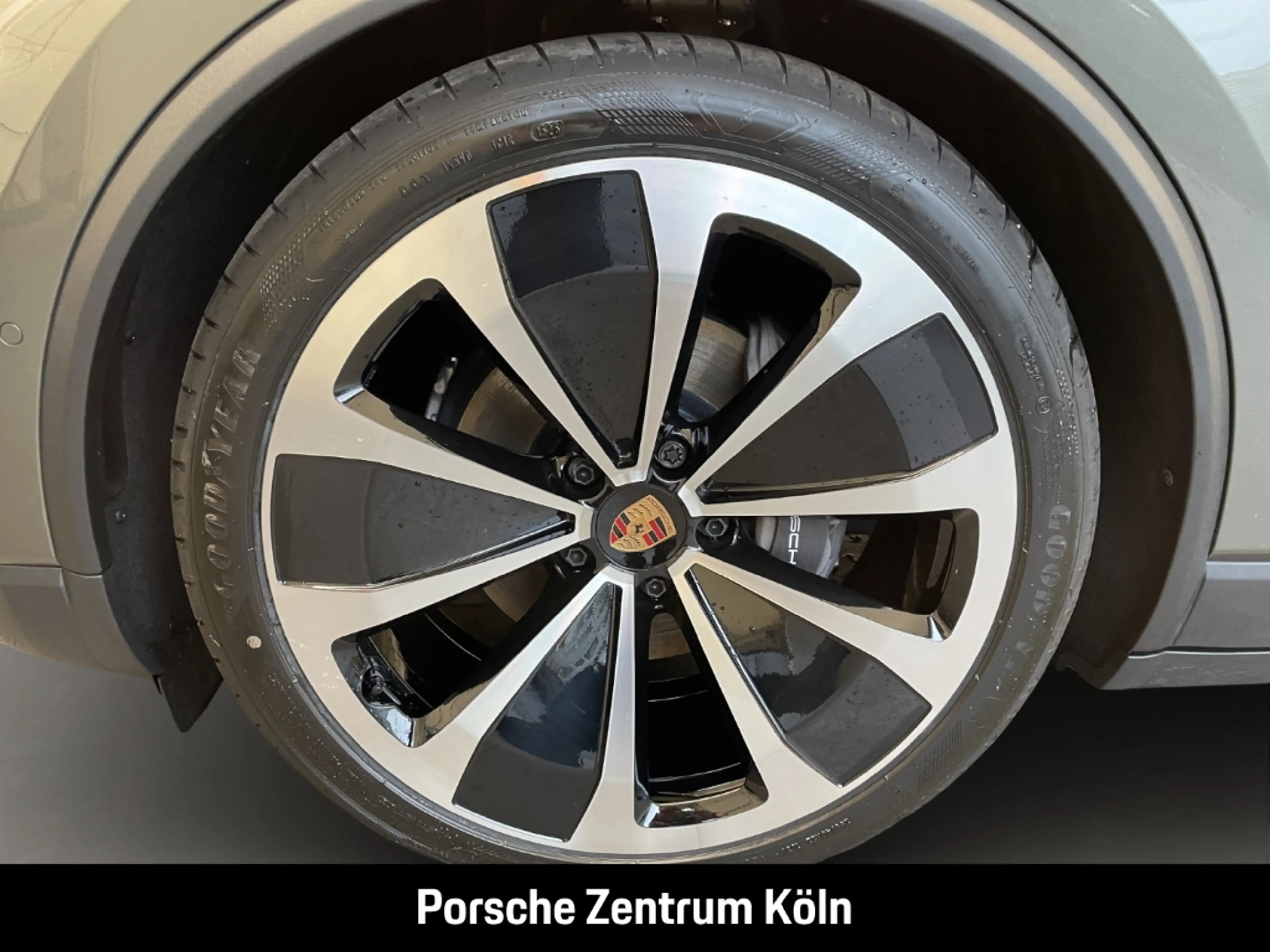 Porsche Macan 4 — photo 12