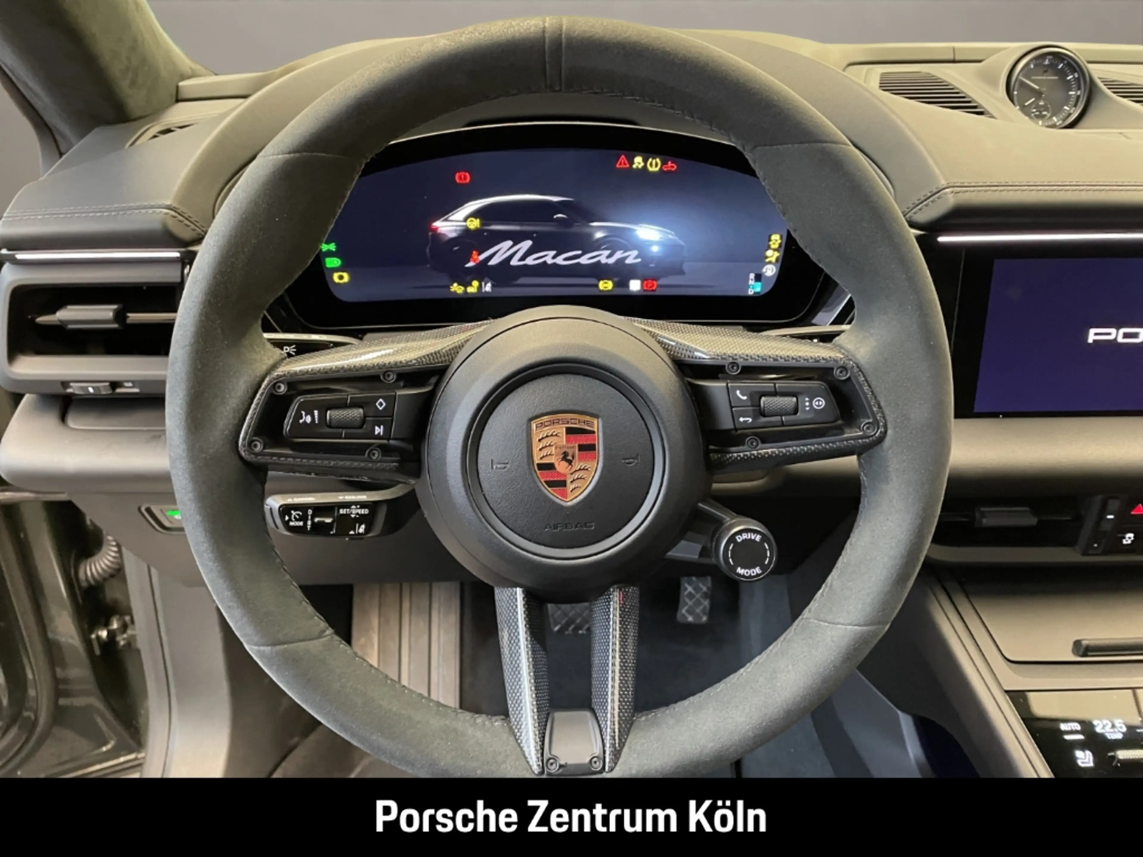 Porsche Macan 4 — photo 15