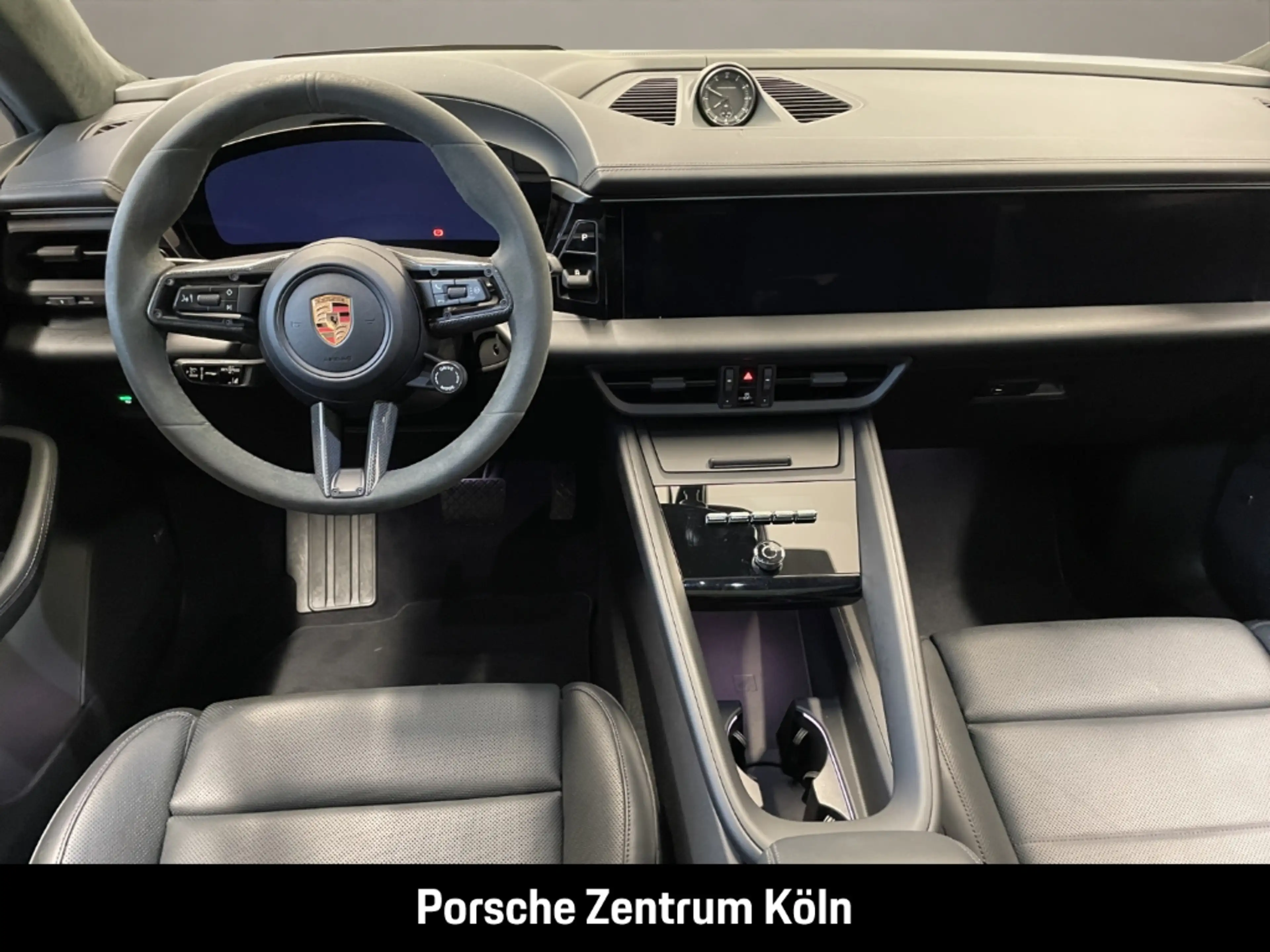 Porsche Macan 4 — photo 14
