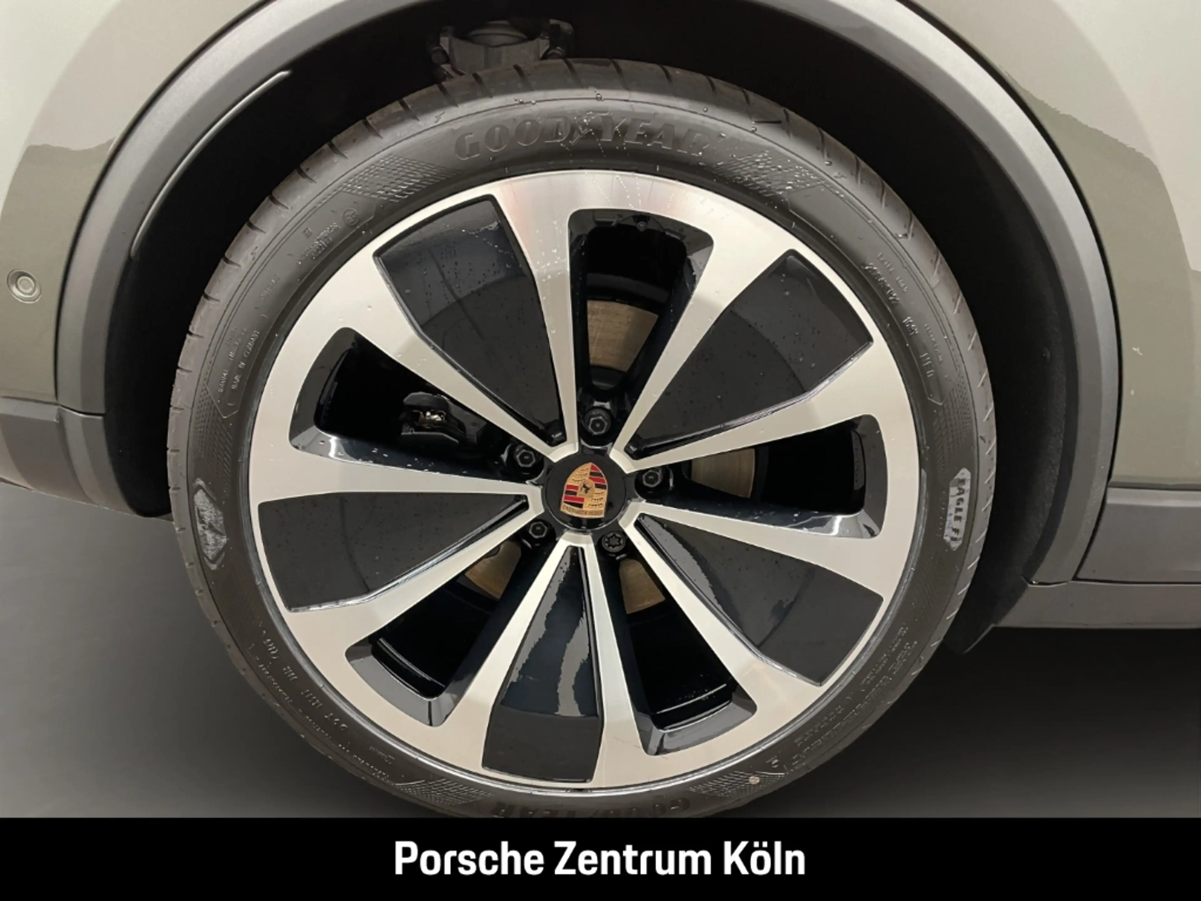 Porsche Macan 4 — photo 10