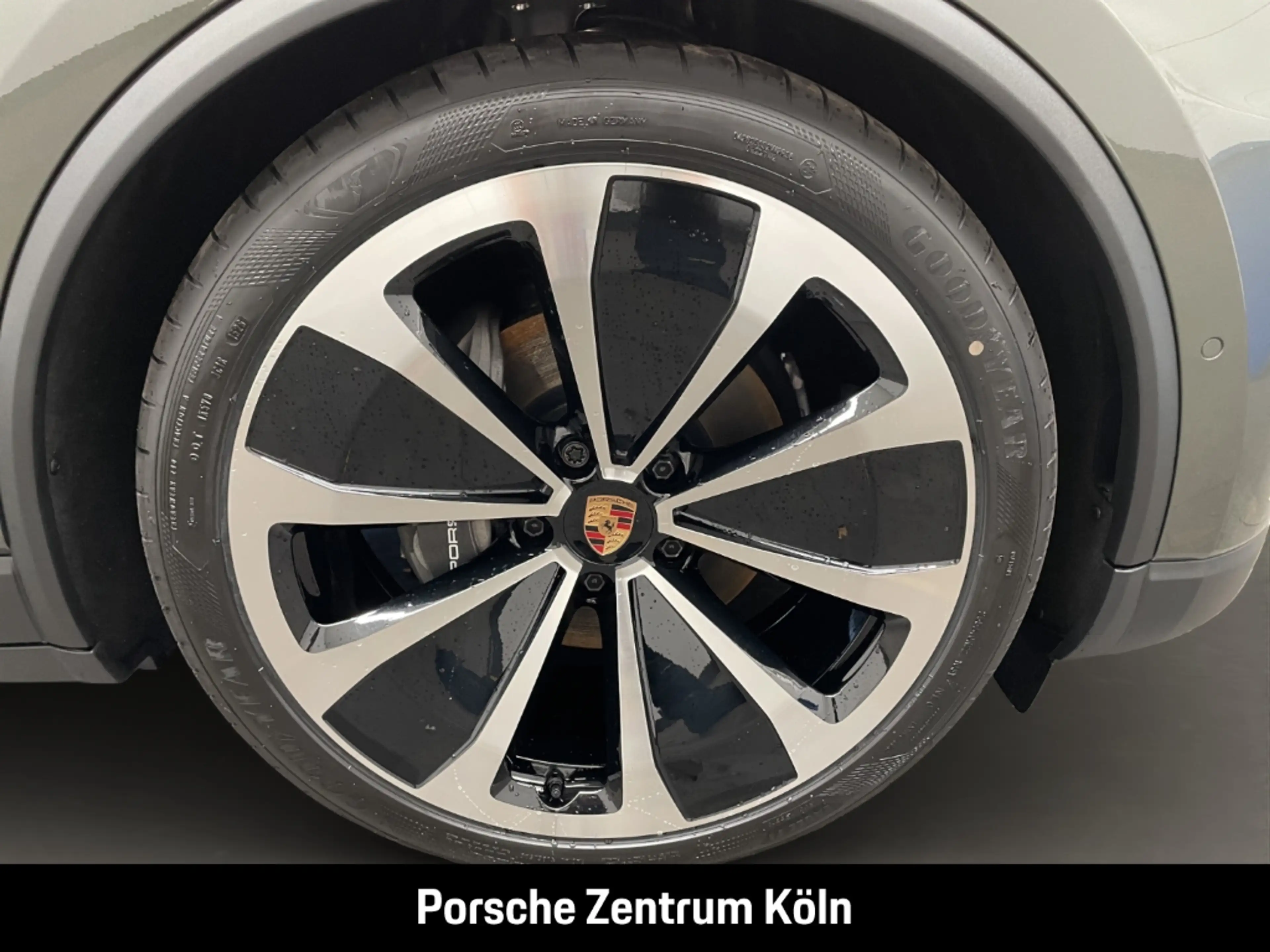 Porsche Macan 4 — photo 9