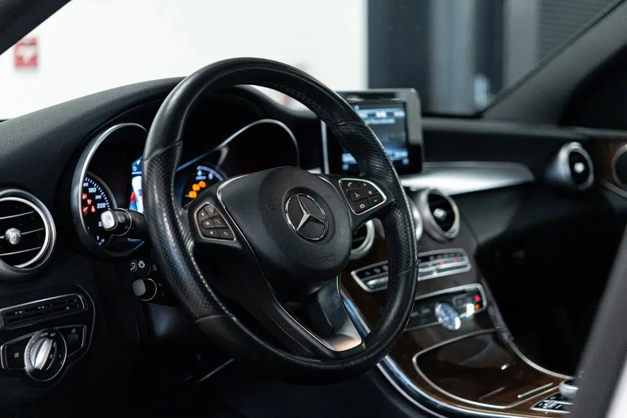Mercedes-Benz C-Class снимка Mercedes-Benz C-Class