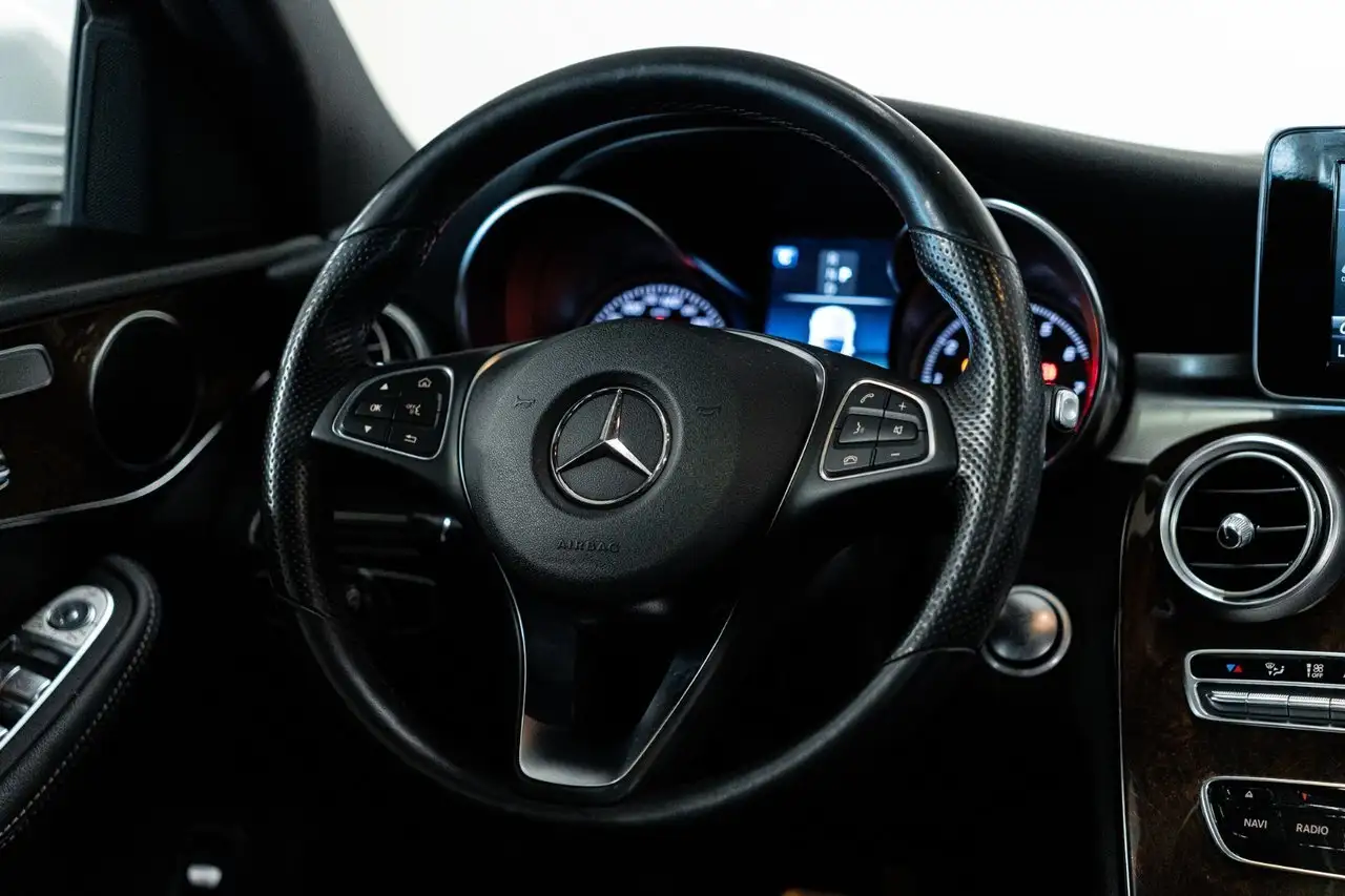 Mercedes-Benz C-Class снимка Mercedes-Benz C-Class