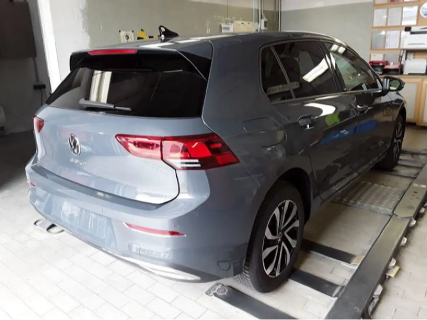 Volkswagen Golf VIII 1.5 TSI Active Navi Sprachbedienung LE Grau - 2