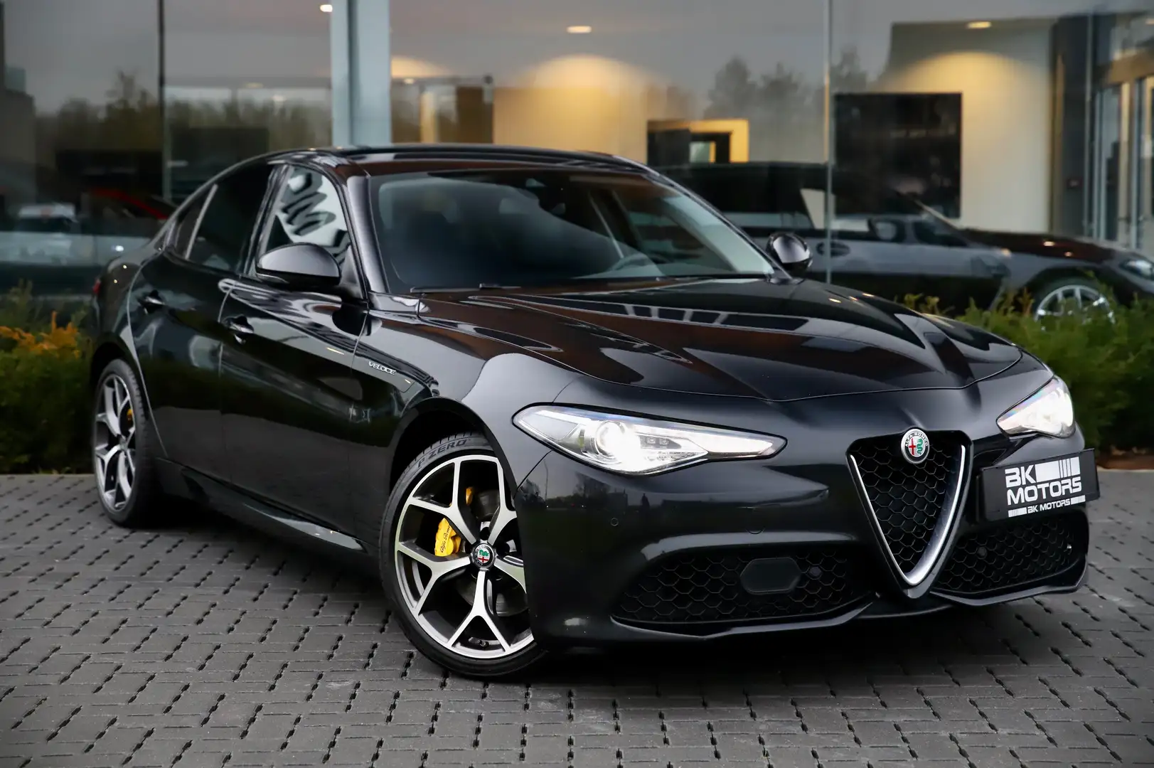 Alfa Romeo Giulia 2.0 Turbo 16V AT8-Q4 Veloce-H/K-CAMERA-DAB-CRUISE Schwarz - 1