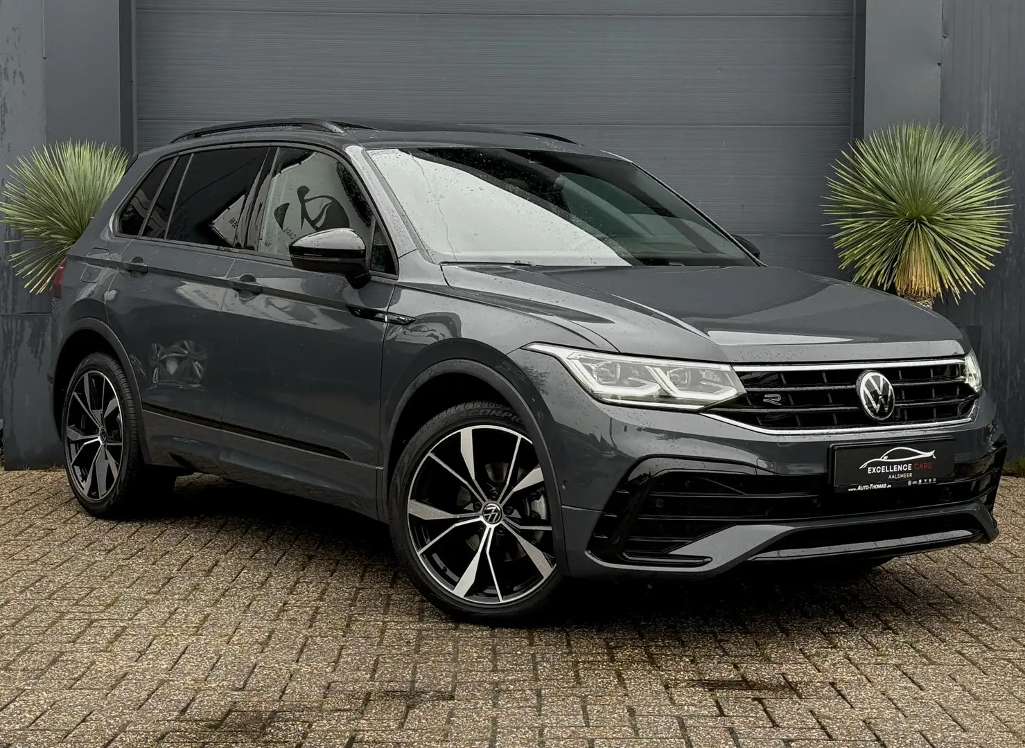 Volkswagen Tiguan 1.5 TSI 3x R-Line Pano/Head Up/Digital/Carplay Grijs - 1