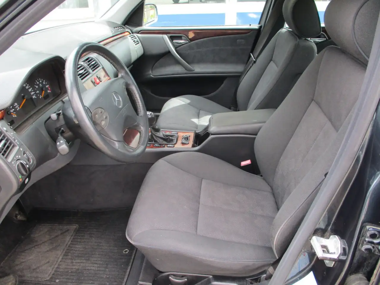 Mercedes-Benz E 200 Kompressor, foto 11