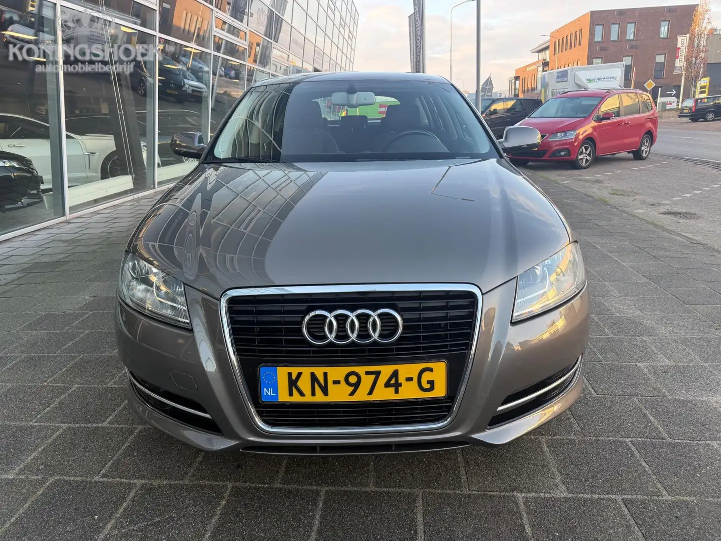 Audi A3 Sportback 1.2 TFSI Ambiente Advance Automaat Gris - 2