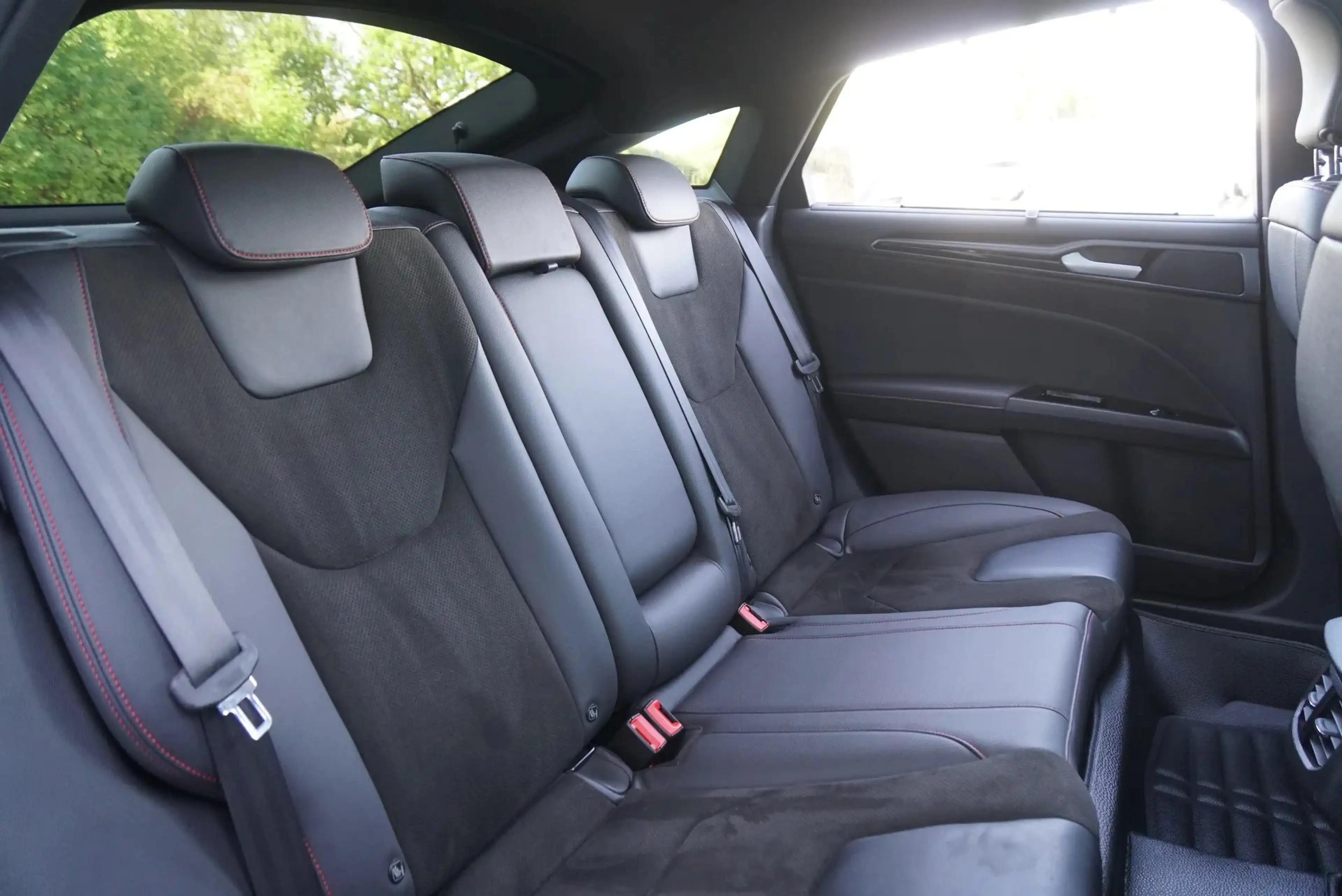Ford Mondeo Mondeo 1.5 EcoBoost ST-Line *Pano*AHK*Matrix* — photo 26