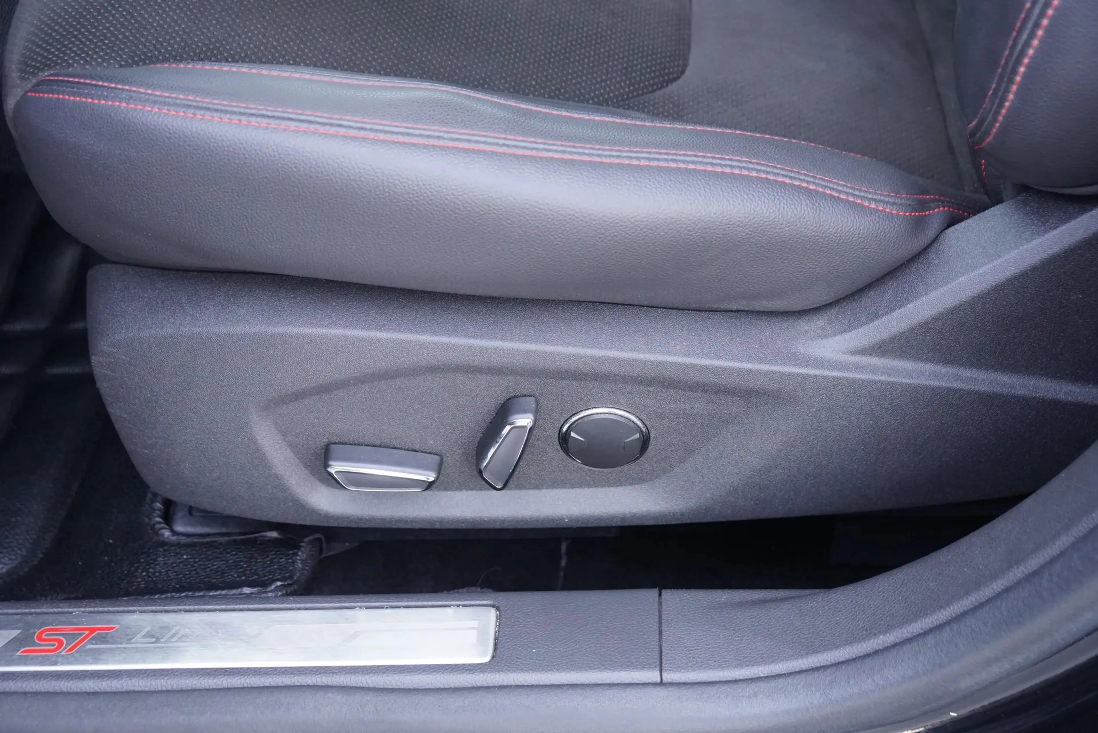 Ford Mondeo Mondeo 1.5 EcoBoost ST-Line *Pano*AHK*Matrix* — photo 22
