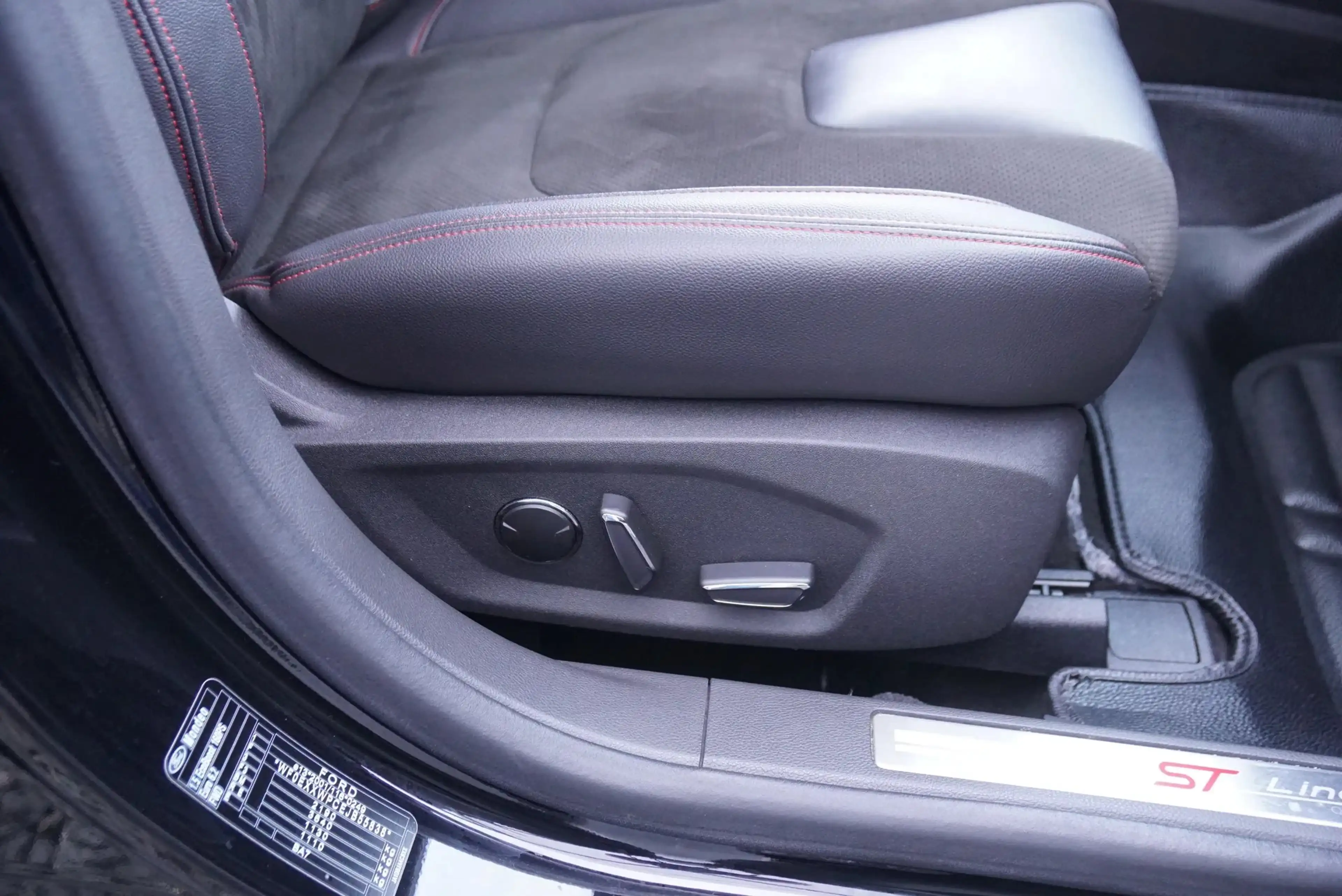 Ford Mondeo Mondeo 1.5 EcoBoost ST-Line *Pano*AHK*Matrix* — photo 25