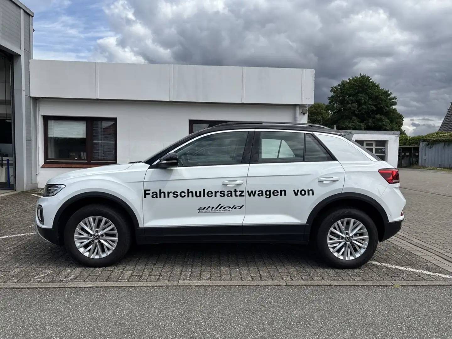 Volkswagen T-Roc Life 1.5 TSI DSG Fahrschule ACC AHK Klimaauto Weiß - 2