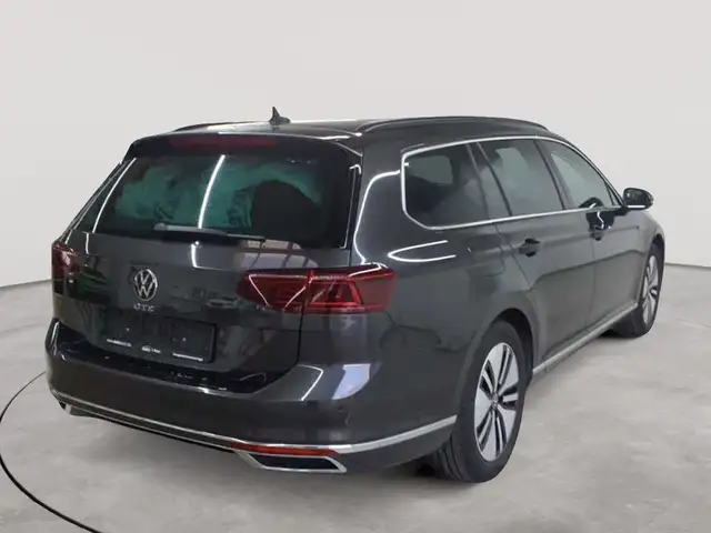 Volkswagen Passat view 4