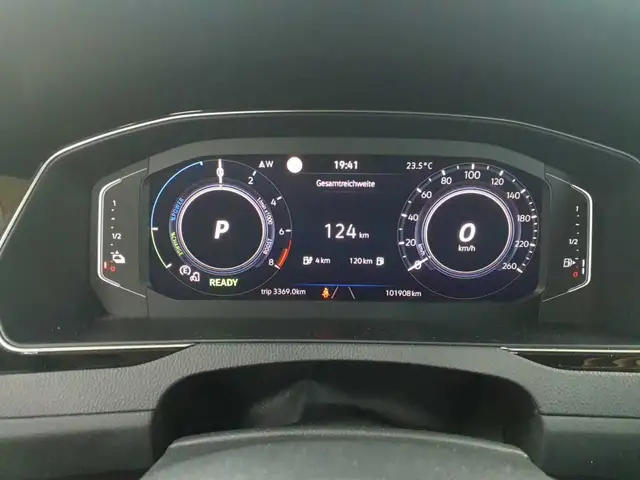 Volkswagen Passat view 11