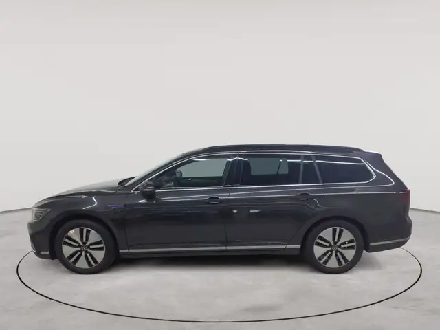 Volkswagen Passat view 6