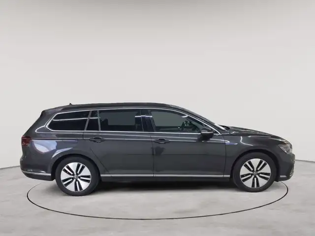 Volkswagen Passat view 3
