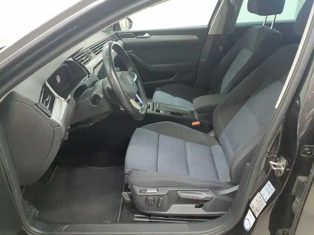 Volkswagen Passat view 8