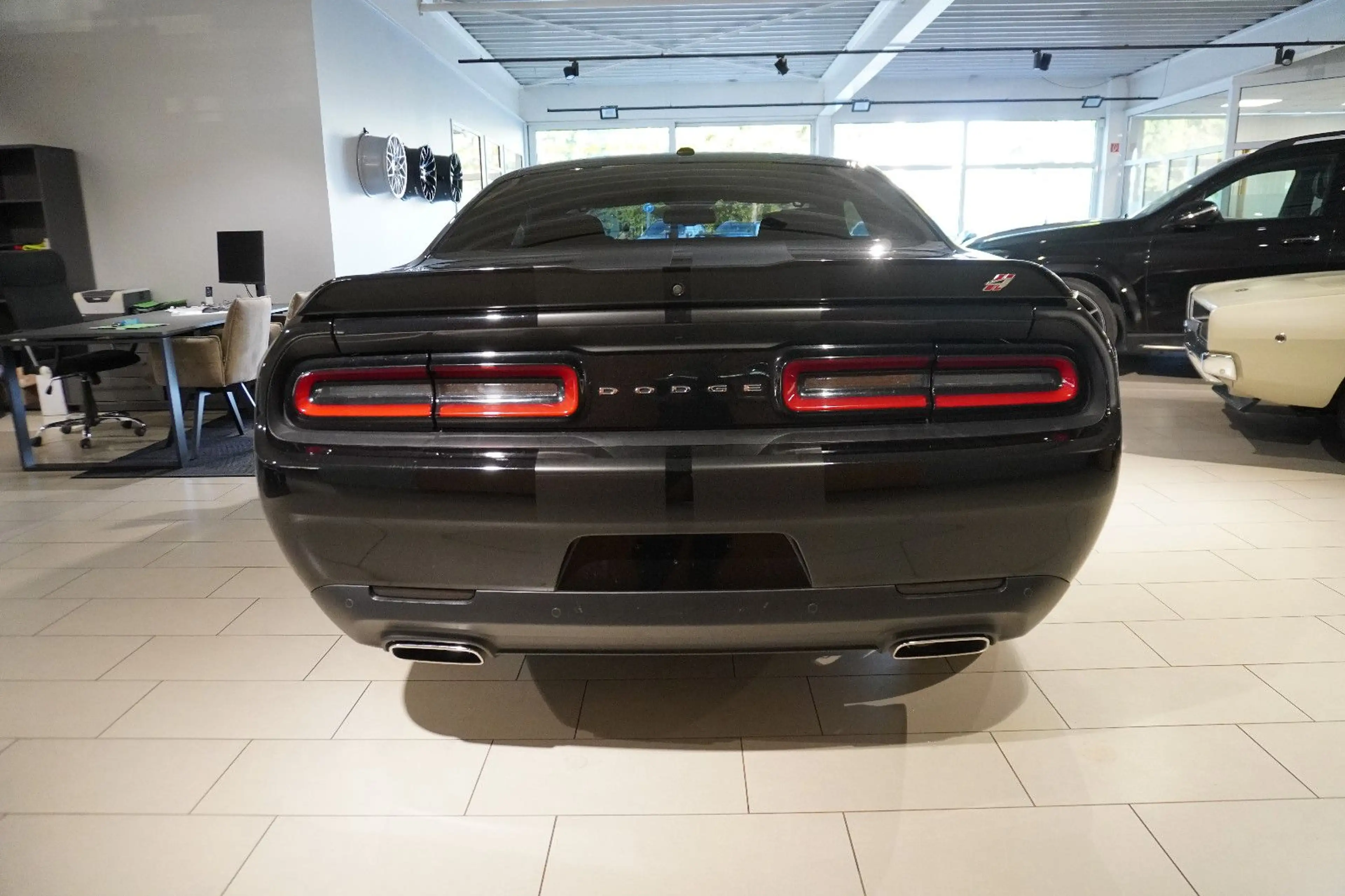 Dodge Challenger ~4x4~3,6L V6~Navi~Black Black~ — photo 5