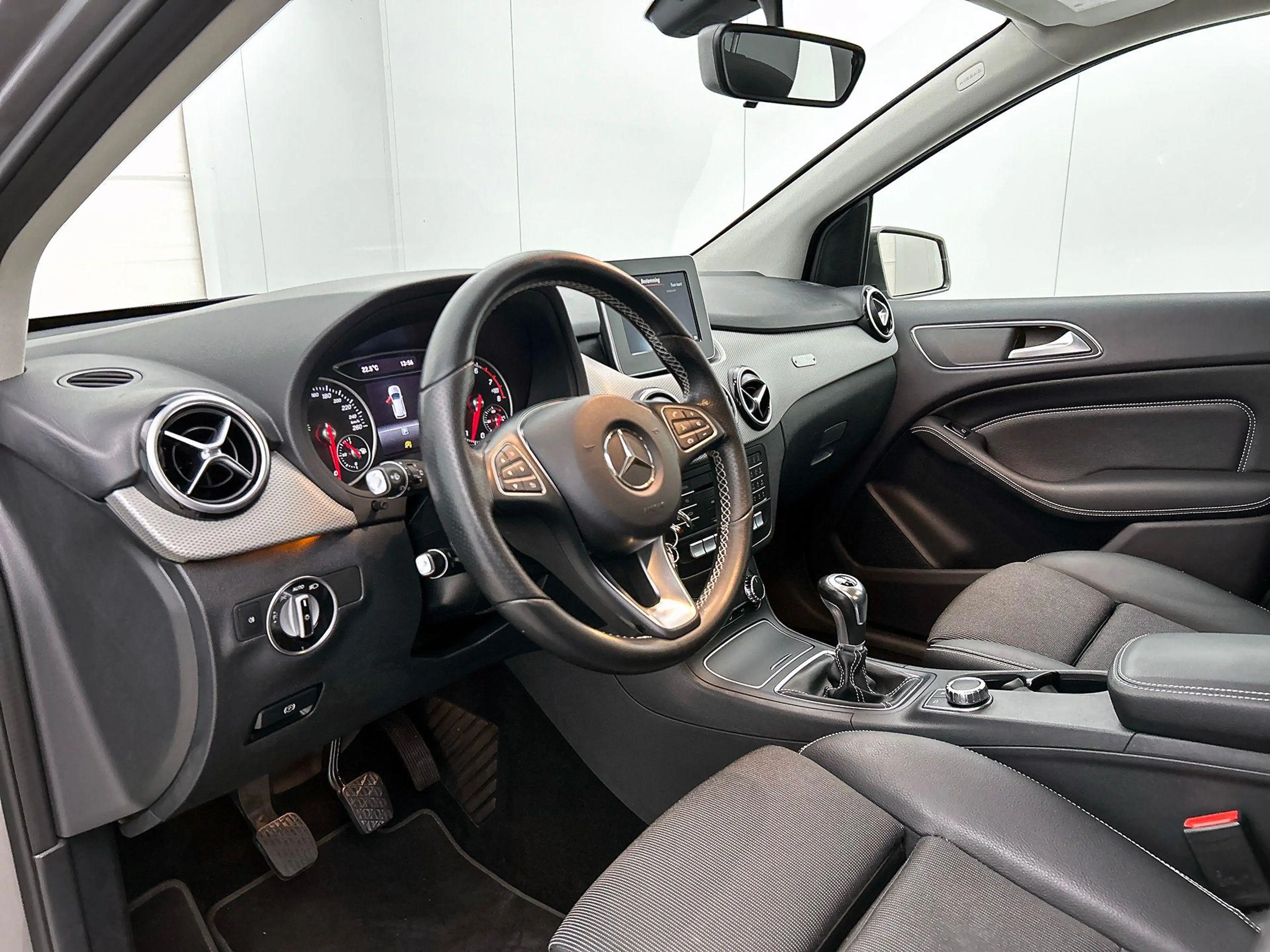 Mercedes-Benz B 160 Urban Line | Trekhaak | Navigatie | Parkeer Pack — photo 8