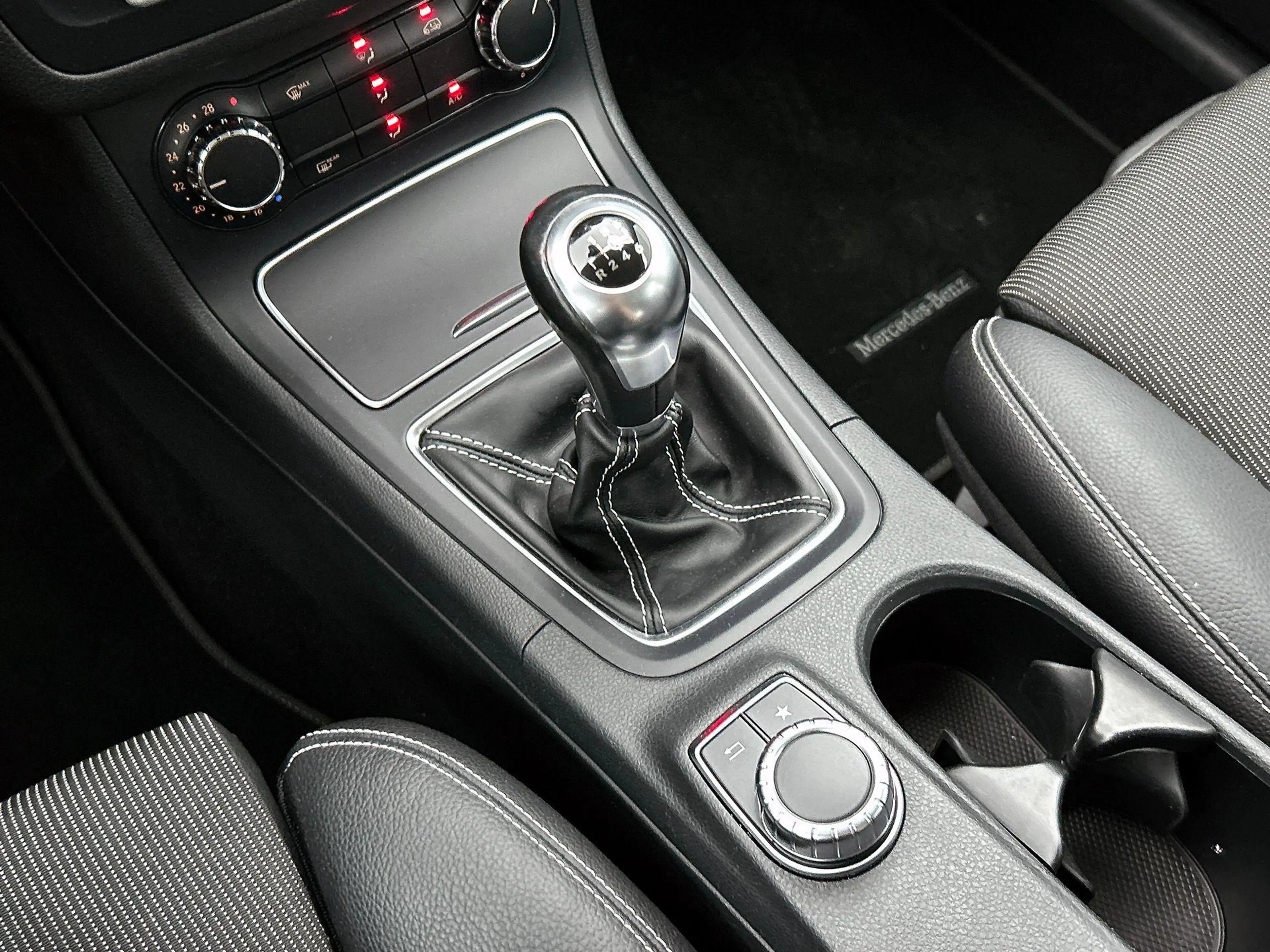 Mercedes-Benz B 160 Urban Line | Trekhaak | Navigatie | Parkeer Pack — photo 10
