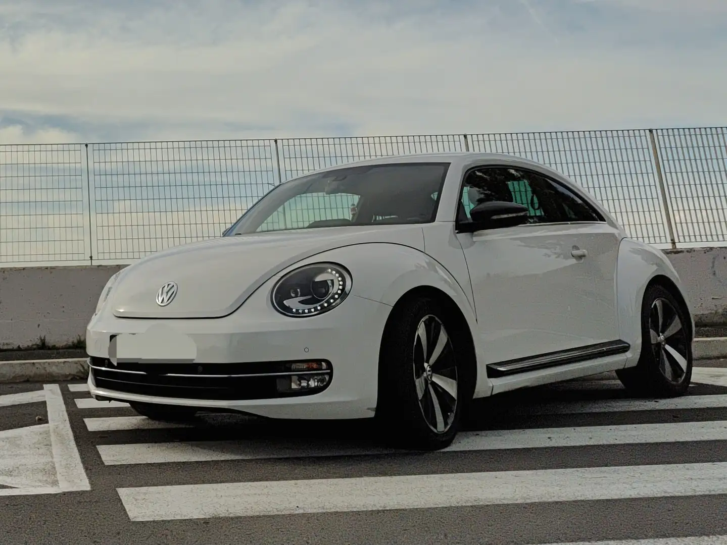 Volkswagen Maggiolino Maggiolino 2.0 tdi Sport 140cv dsg Fender Edition Bianco - 1