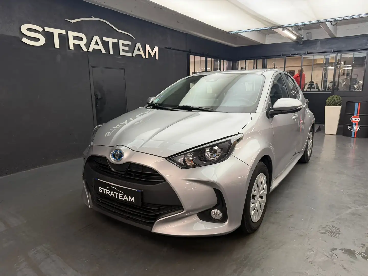 Toyota Yaris Hybrid Dynamic Business Multidrive ECVT Grau - 1