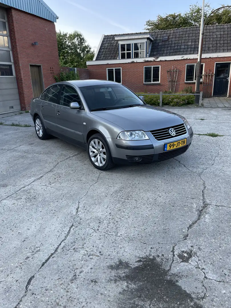 Volkswagen Passat 2.0-20V Comfortline Šedá - 1