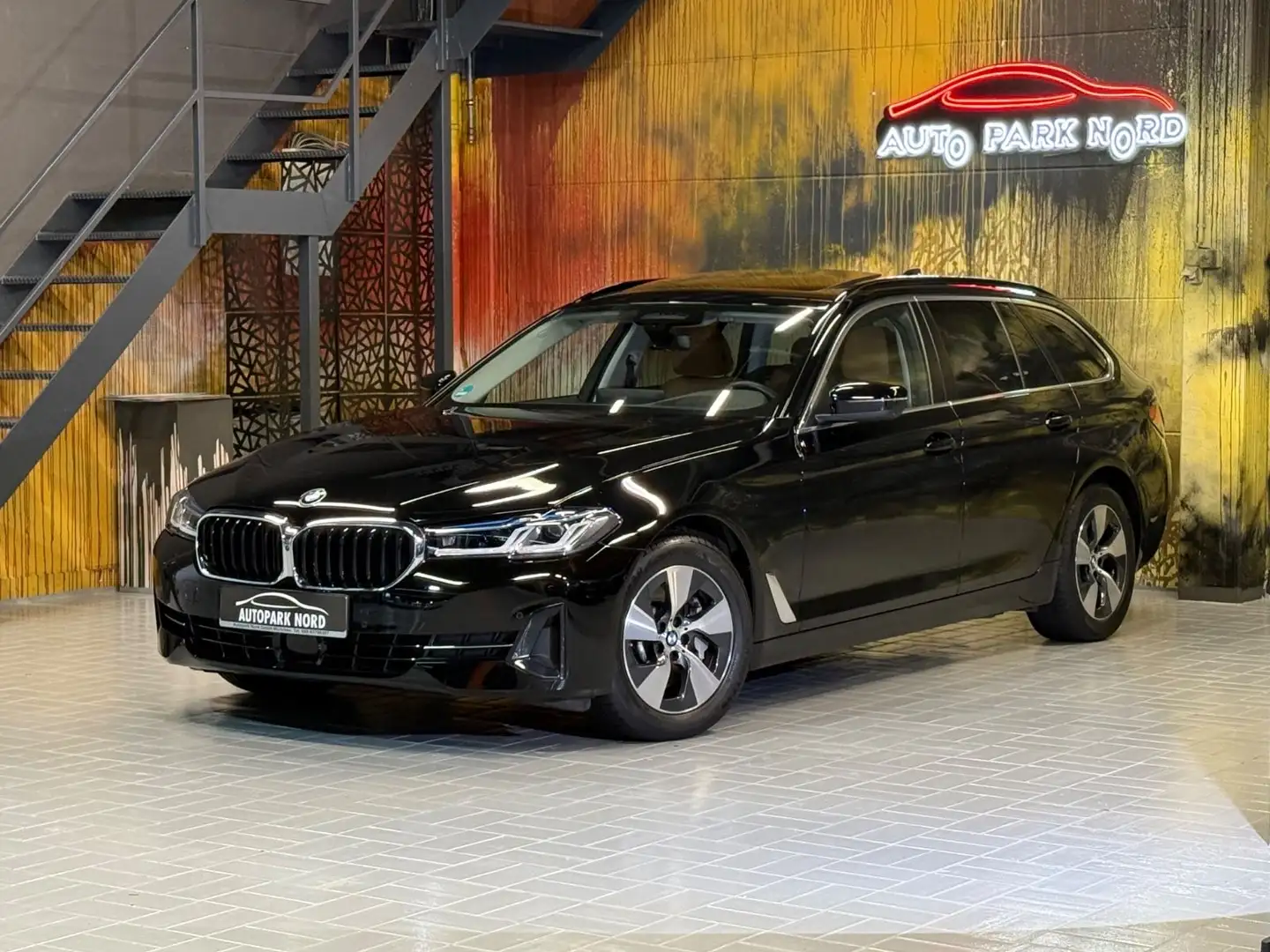BMW 530 i Touring xDrive LASER~PANO~HEADUP~AHK~360° Schwarz - 1