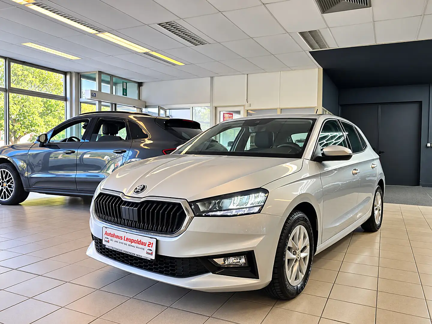 Skoda Fabia 1.0 MPI Ambition | LED | Sitzheizung | PDC | Ca... Silber - 1