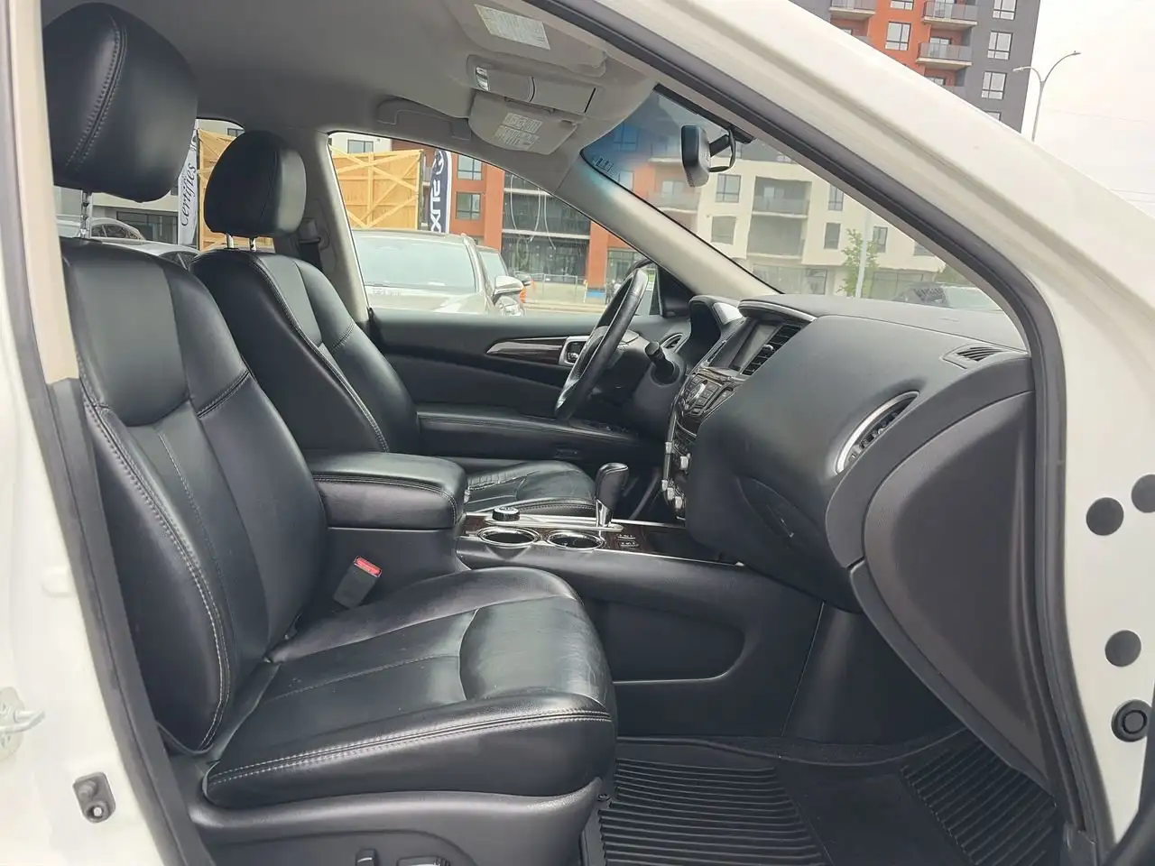Nissan Pathfinder снимка Nissan Pathfinder