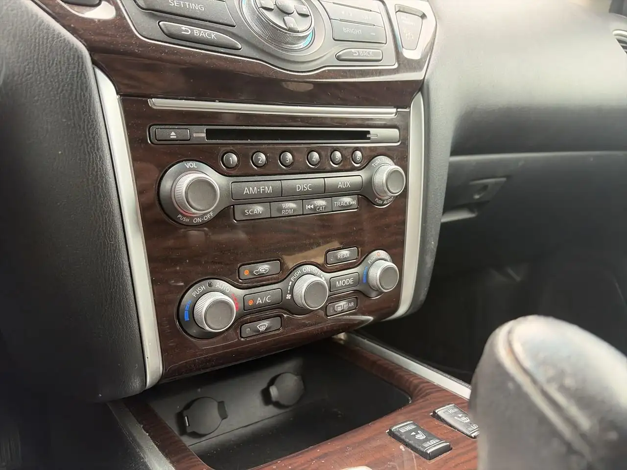 Nissan Pathfinder снимка Nissan Pathfinder