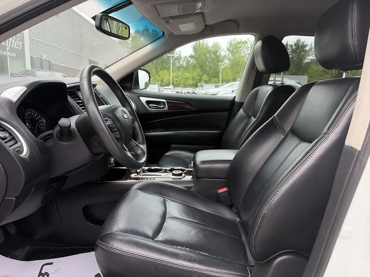 Nissan Pathfinder снимка Nissan Pathfinder