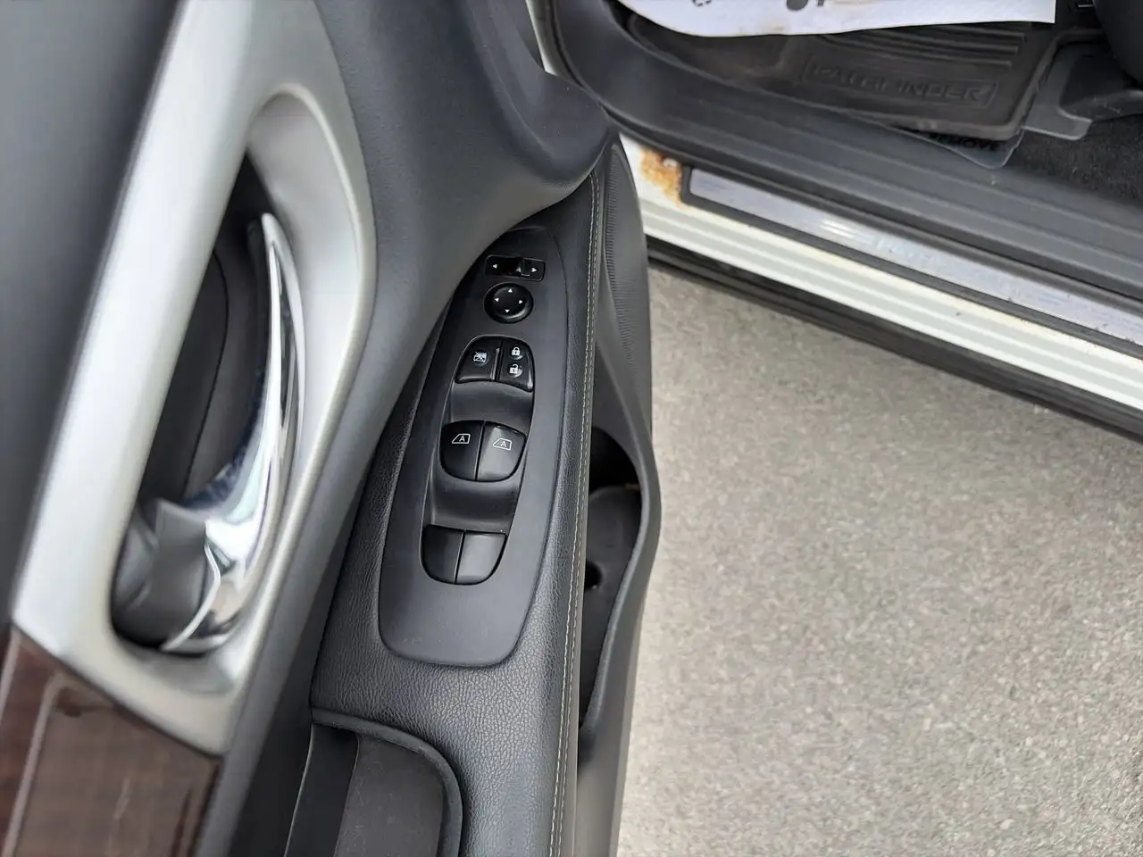 Nissan Pathfinder снимка Nissan Pathfinder
