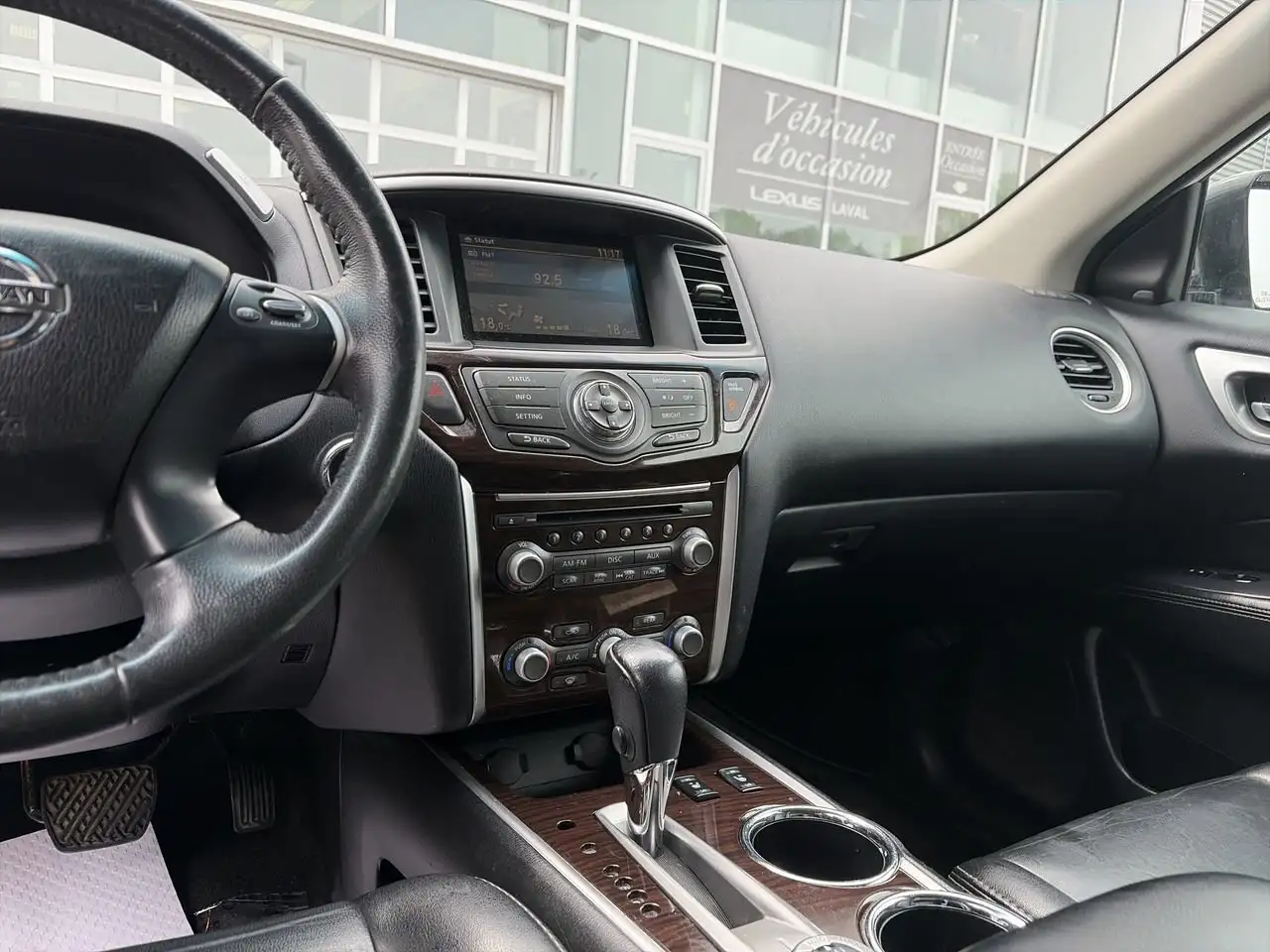 Nissan Pathfinder снимка Nissan Pathfinder