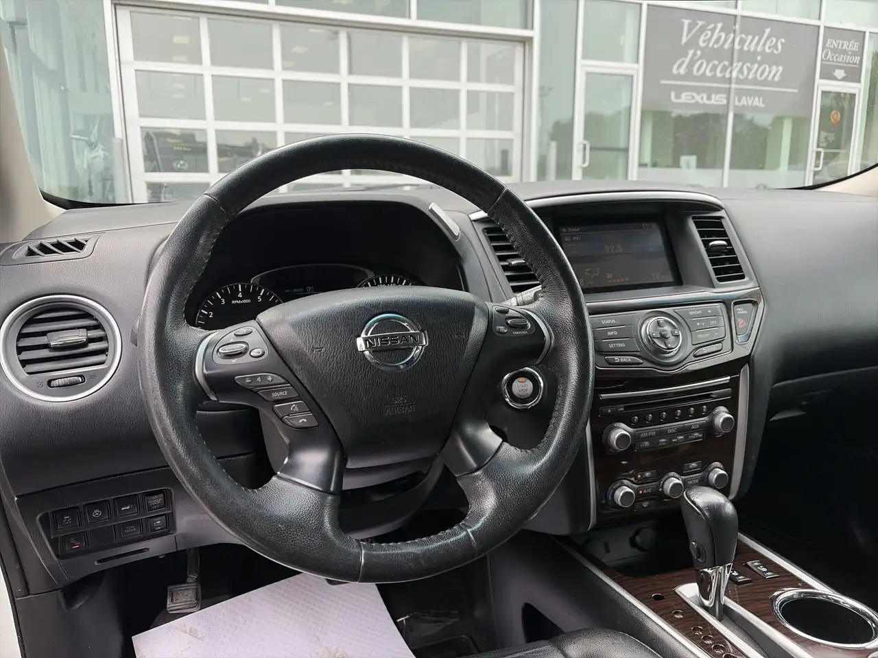 Nissan Pathfinder снимка Nissan Pathfinder
