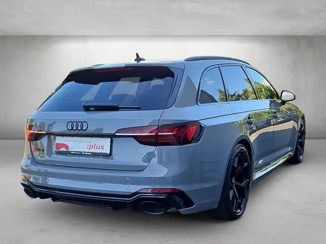 Audi RS4 view 3