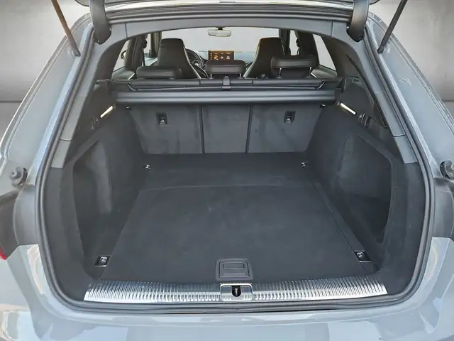 Audi RS4 view 5