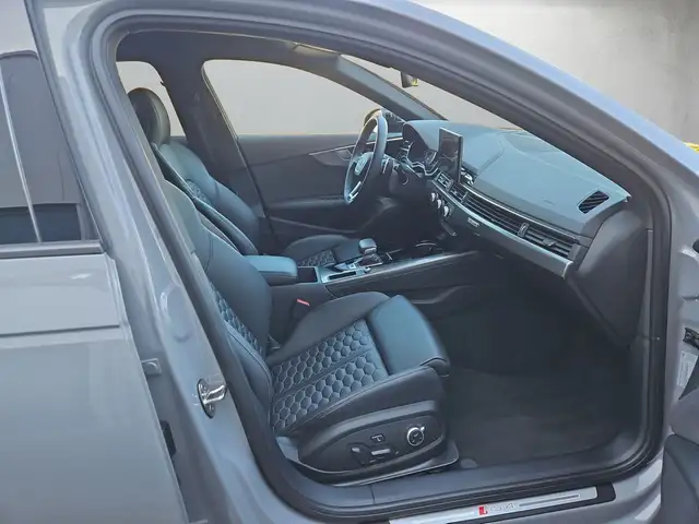 Audi RS4 view 13