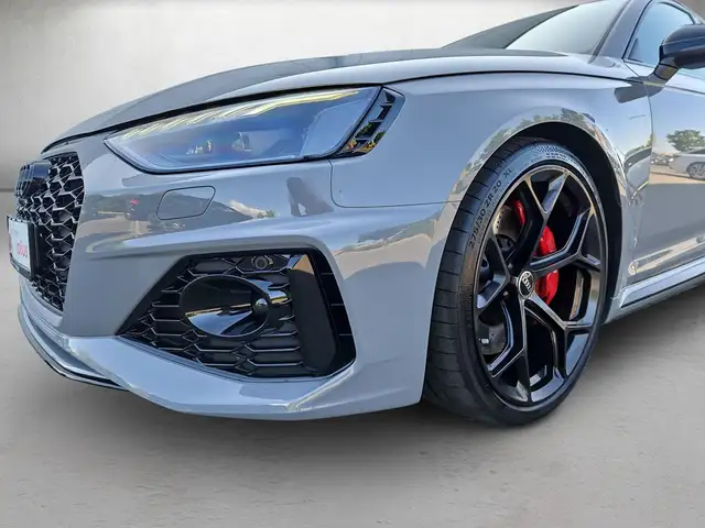 Audi RS4 view 4