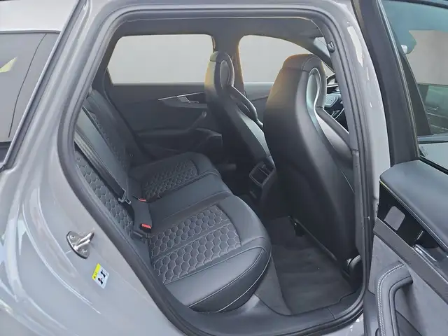 Audi RS4 view 12