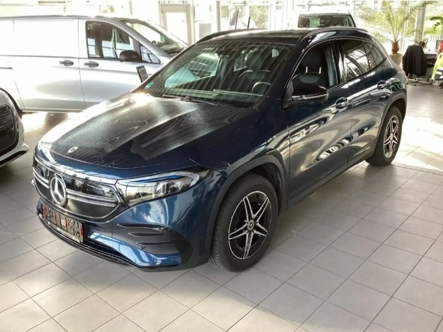 Mercedes-Benz EQA 300 EQA 300 4M AMG Line 360° HeadUp AHK Memory Totw. Kék - 2