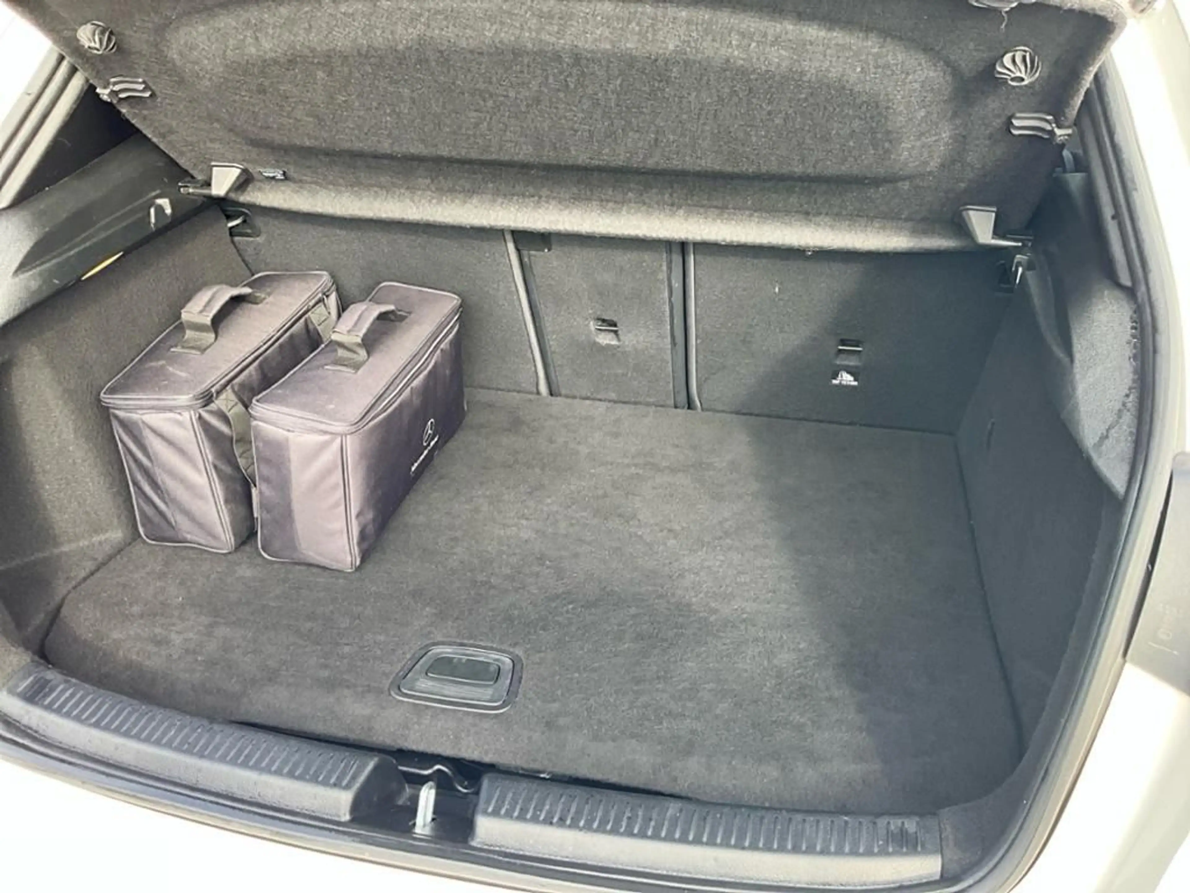 Mercedes-Benz A 250 e AMG AUT Kam. KlimaA LED LM PDC ParkAss — photo 14