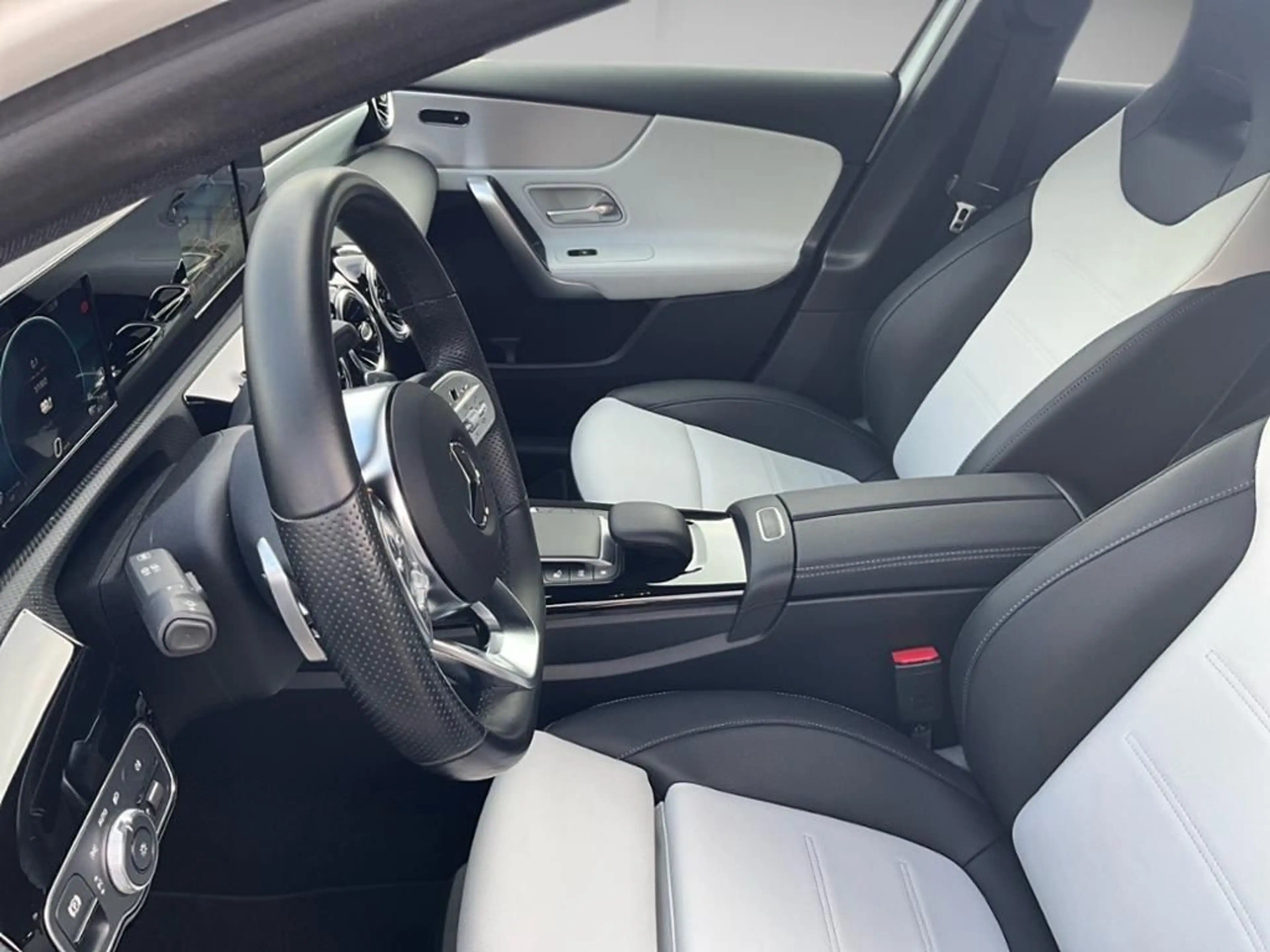 Mercedes-Benz A 250 e AMG AUT Kam. KlimaA LED LM PDC ParkAss — photo 12